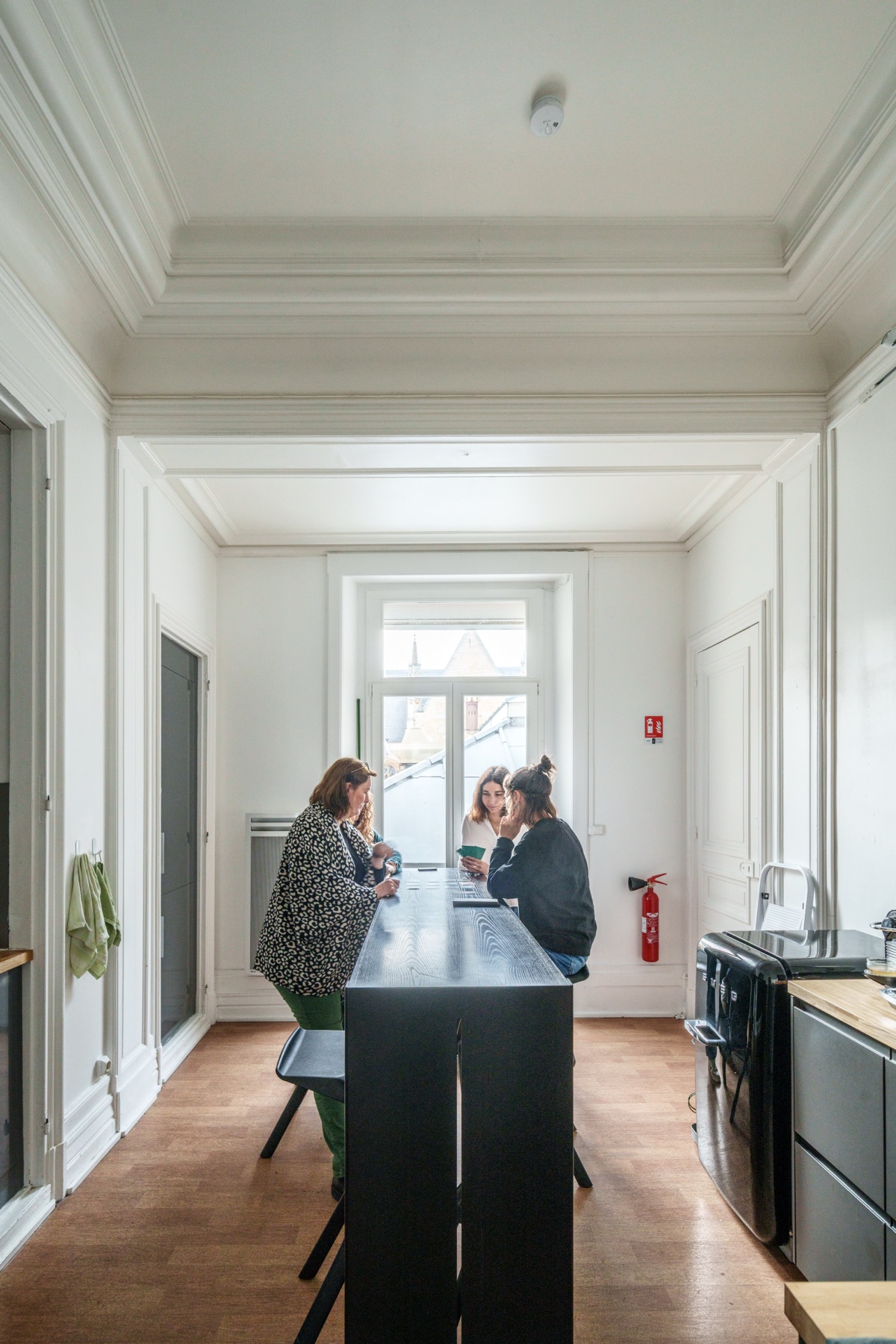 Cuisine et espace de réunion de l'agence VDDT Architectes